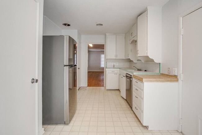 Building Photo - Fresh on the Market-  2 Bed, 1 Bath home in Westcliff, Minutes from TCU- 76109