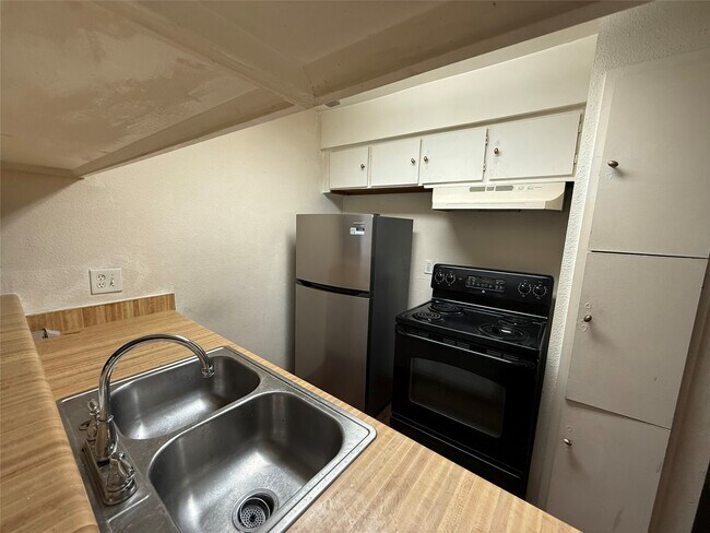 Building Photo - 10501 South Dr