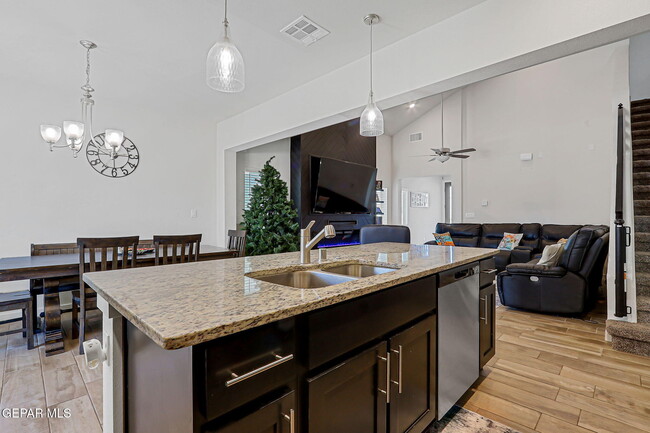 Building Photo - 12622 Zollinger Ave