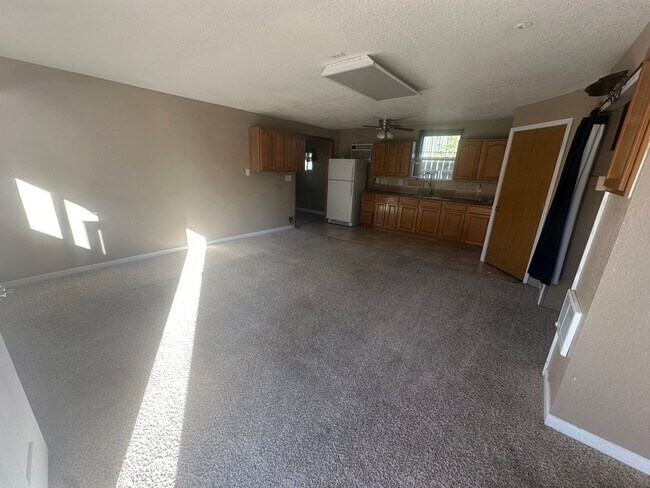 Building Photo - One bedroom, One bathroom front/back duplex. Pet Friendly! Located in Scottsbluff!