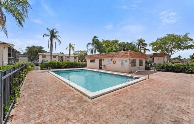 Building Photo - $2,200MONTHLY;20730 NE 8TH CT #204-16