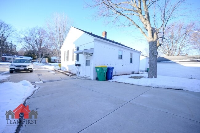 Building Photo - 1135 S Ridge Rd