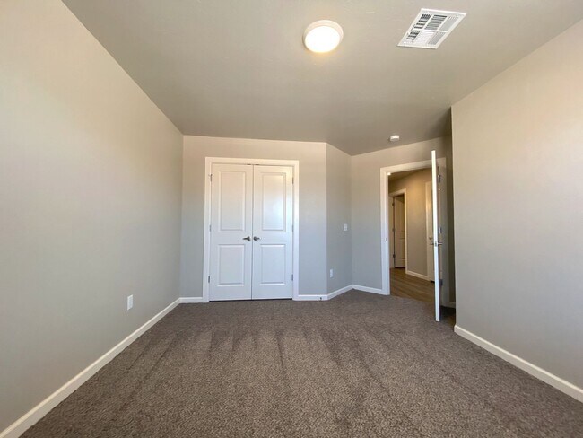 Building Photo - Townhome in Deer Creek Schools!