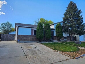 Building Photo - Charming 3BR/2BA with Massive Yard and Gar...