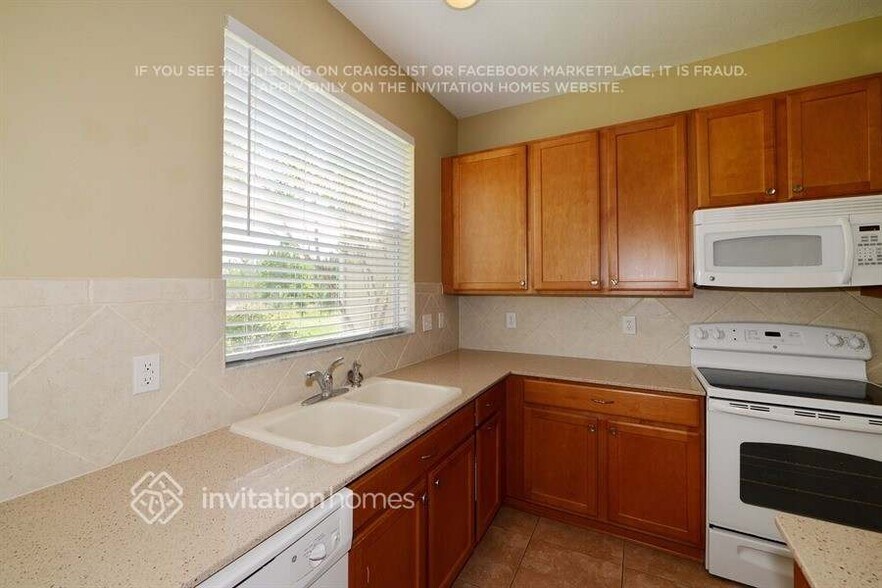 Building Photo - 3840 Stornoway Dr