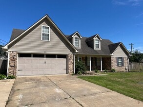 Building Photo - Beautiful large home on a dead end street