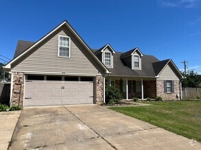 Building Photo - Beautiful large home on a dead end street