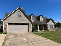 Building Photo - Beautiful large home on a dead end street