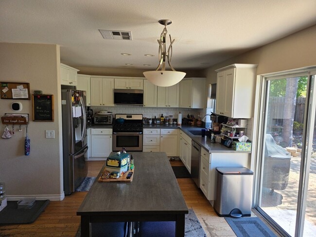 Building Photo - Spacious 4 bedroom 2.5 bath home with a hu...