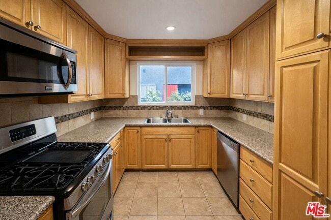 Building Photo - 447 S Palm Dr