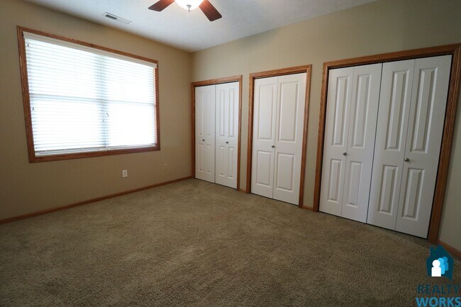 Building Photo - Large 3 Bedroom Town Home!