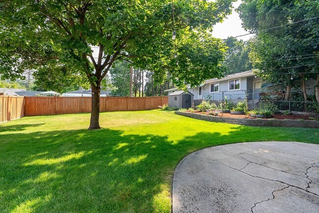 Building Photo - 2112 E 10th Ave