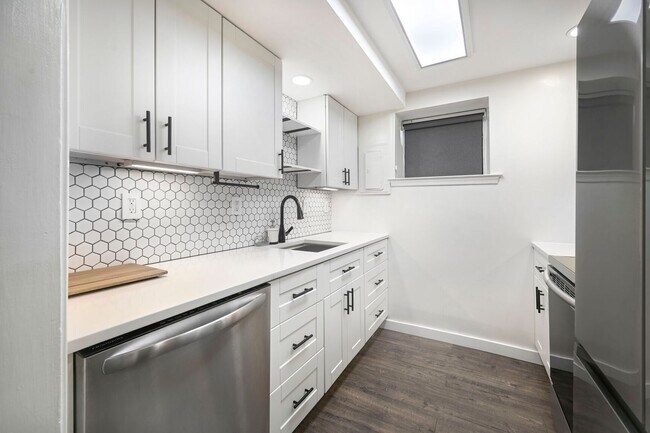 Building Photo - Dual-Entry Designer 2BR | In-Unit W/D | Pet Friendly & Parkside! Available now!