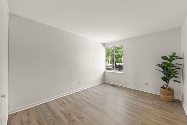 Building Photo - 5821 Oakwood Dr