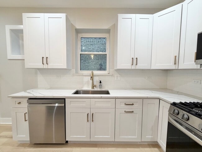 Building Photo - 4908 N Rockwell St