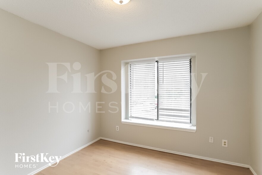 Building Photo - 8603 Kinghaven St