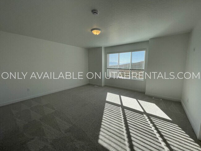 Building Photo - 1605 W Charmer Ln