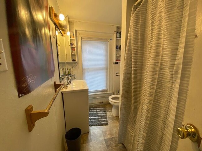 Building Photo - $625 | ROOMMATE WANTED | 7 Bedroom, 3 Bathroom House | Available for Immediate Move-In