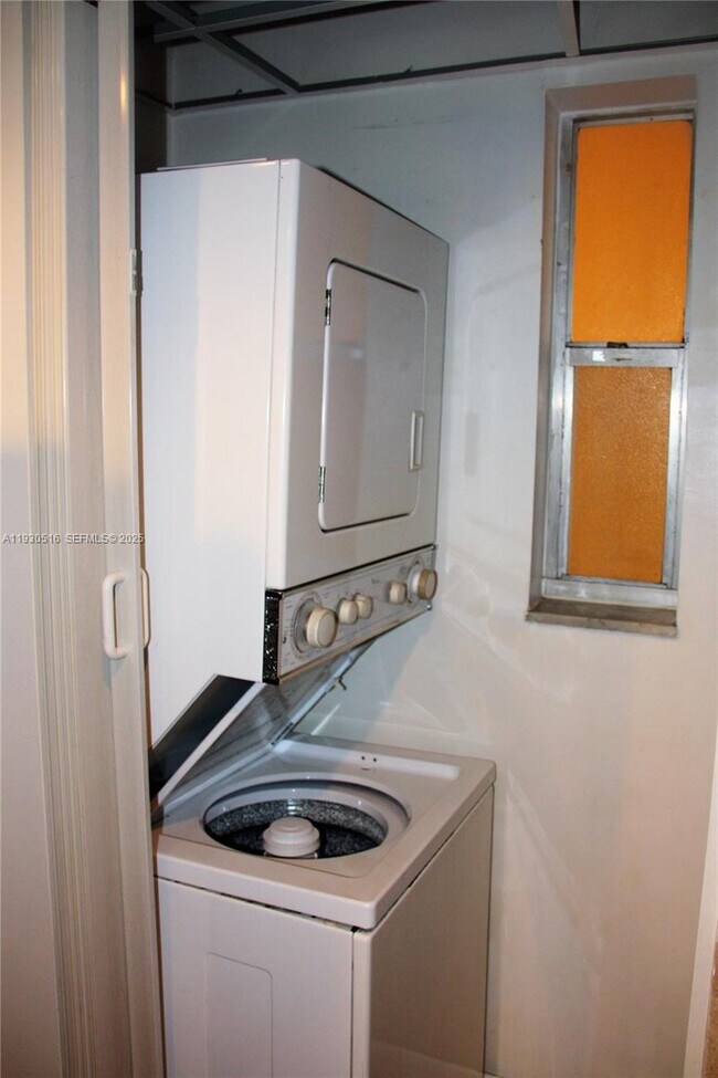 Building Photo - 8010 N Colony Cir