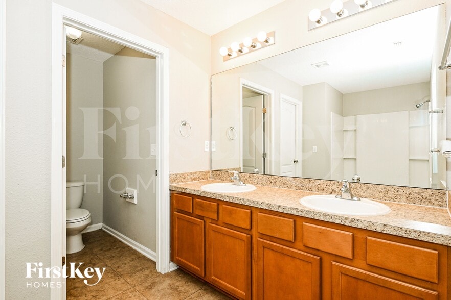 Building Photo - 403 W New England Dr