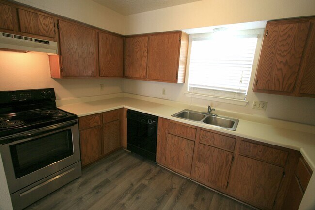Building Photo - 1102 Spring Loop