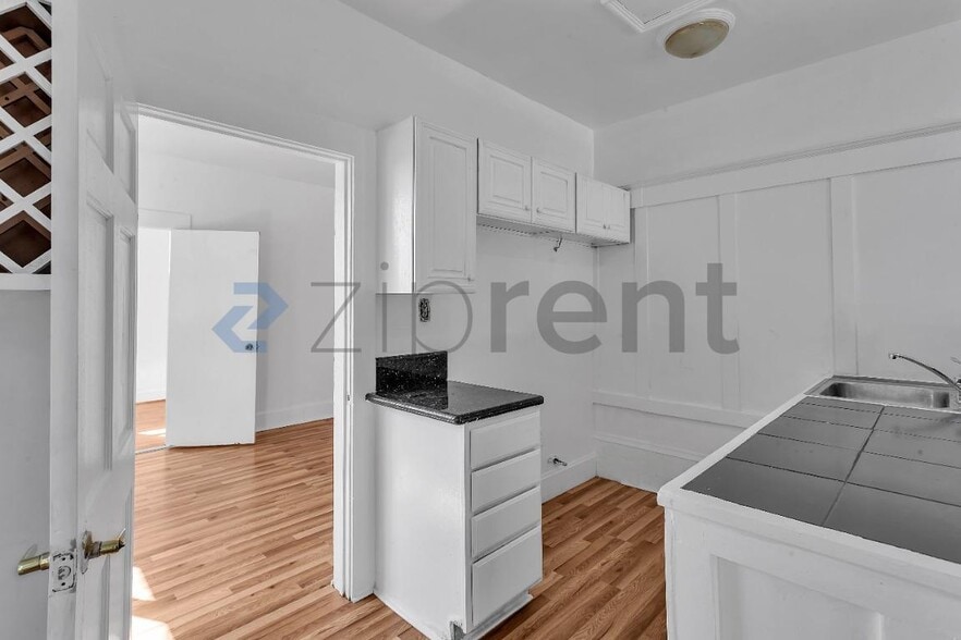 Building Photo - Unit 1