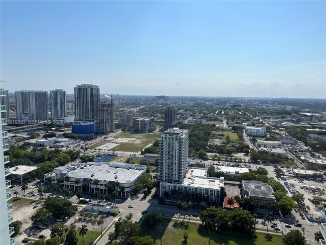 Building Photo - 1800 N Bayshore Dr