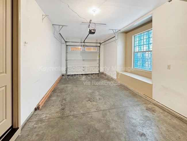 Building Photo - 3349 N Justin Ave