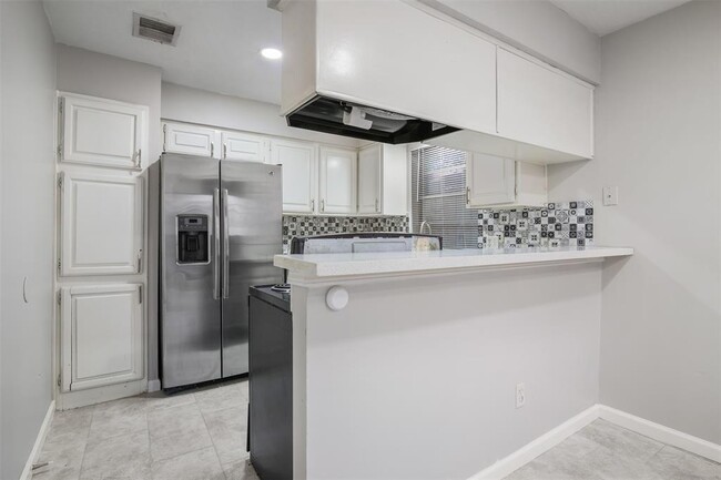 Building Photo - 10831 Sugar Hill Dr