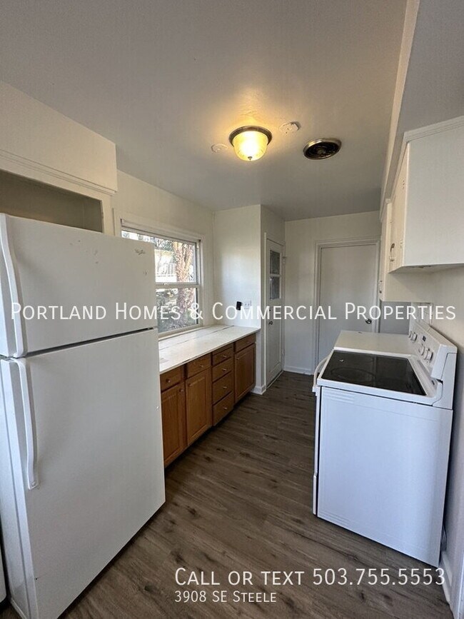 Building Photo - 3908 SE Steele-