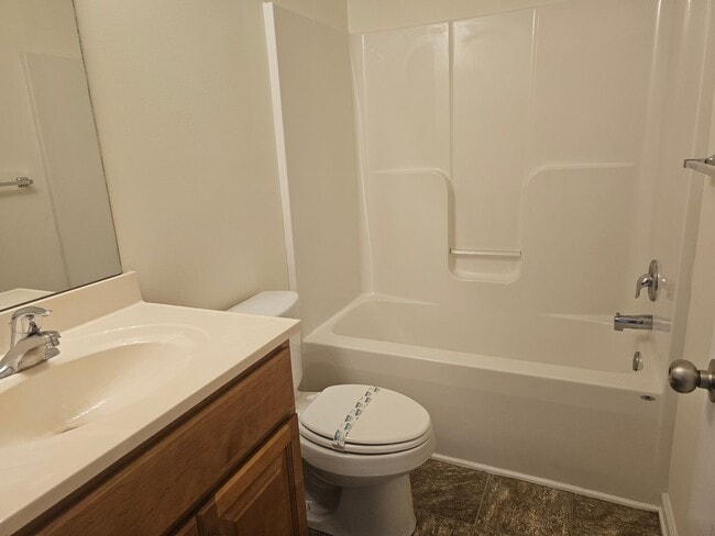 Building Photo - Spacious Duplex close to schools and shopping.