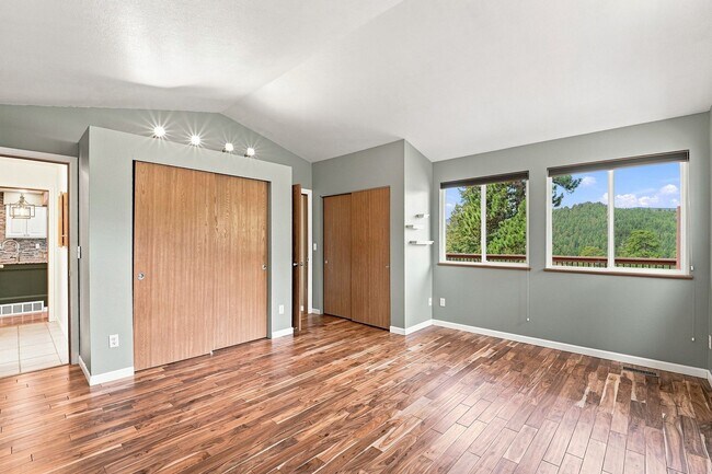 Building Photo - Beautiful mountain home