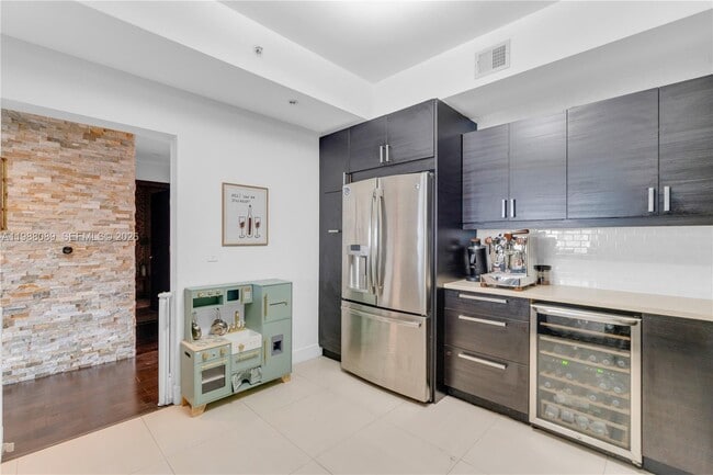 Building Photo - 3340 NE 190th St