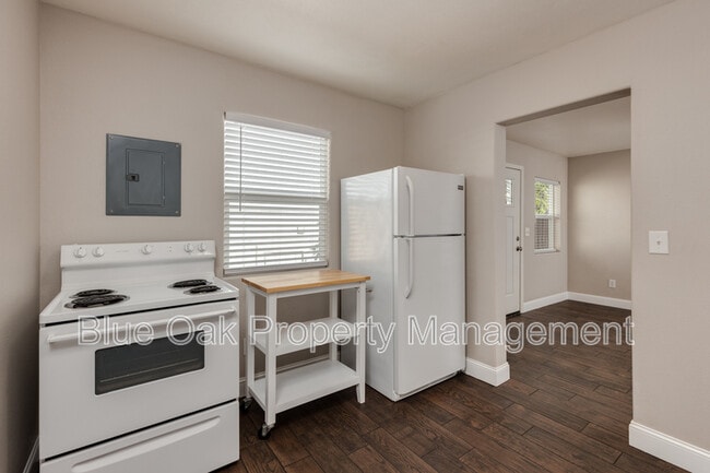 Building Photo - 1507 W 5th St