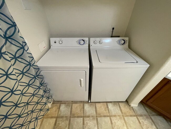 Building Photo - Englewood 2 Bedroom, 2 Bath Condo (Availab...