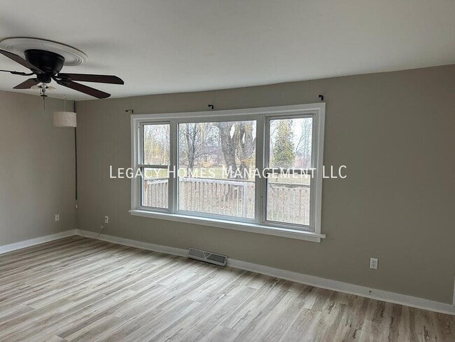 Building Photo - 962 Lakeview Dr