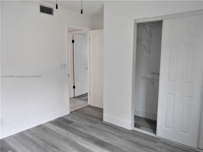 Building Photo - 805 SW 30th St