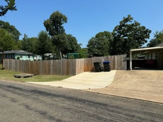 Building Photo - Beautiful home in Pine Tree ISD