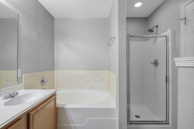 Building Photo - Cozy and quiet 4 bed 2 bath