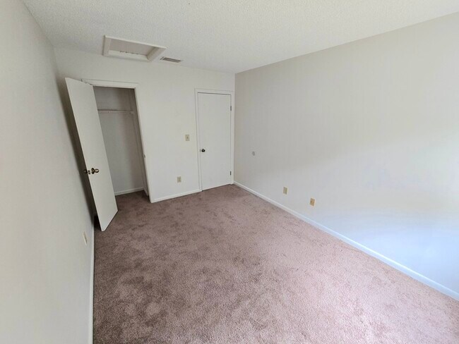 Building Photo - Awesome 3 Bed / 2 Bath Townhome with Open ...