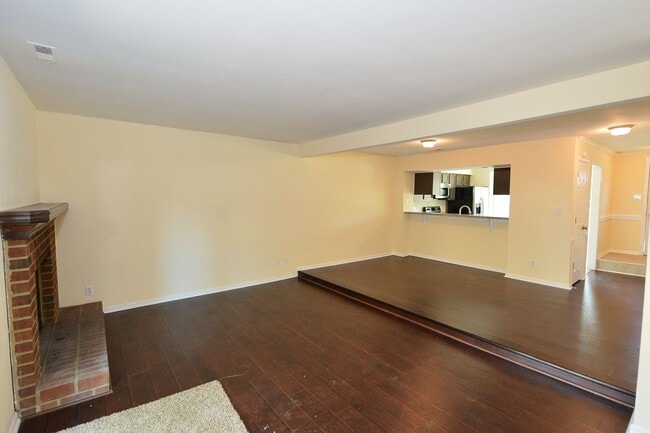 Building Photo - Great Neck!