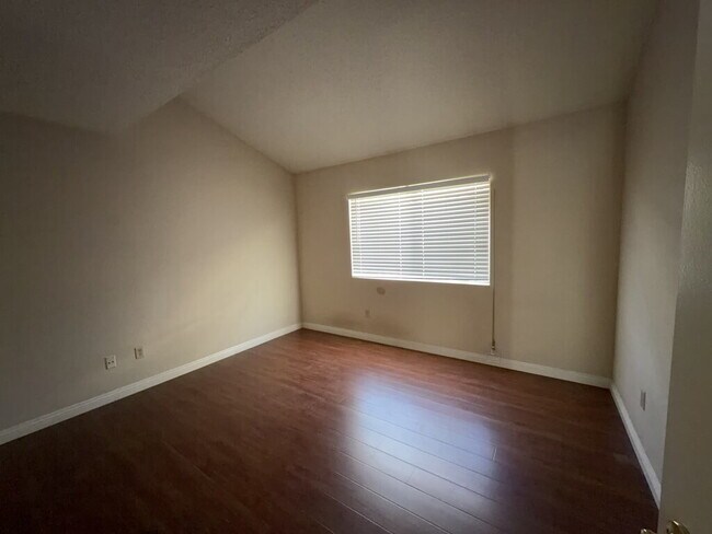 Building Photo - 797 Daffodil Dr