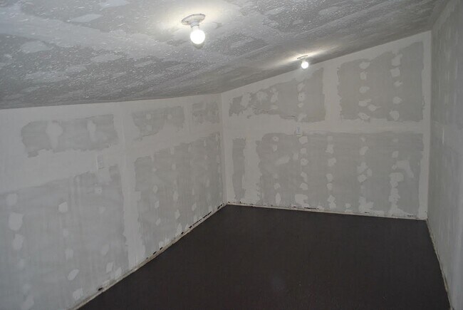 Building Photo - 202 1/2 Cedar