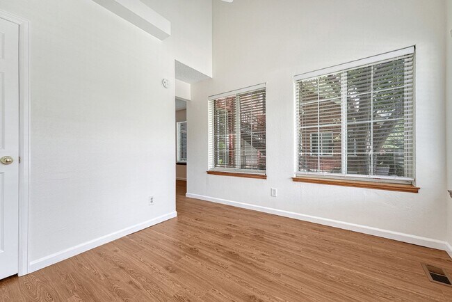 Building Photo - ** MOVE IN SPECIAL** Don't Miss This 1Bed/...