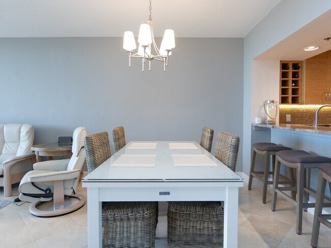 Building Photo - One of Longboat Key’s premier waterfront c...
