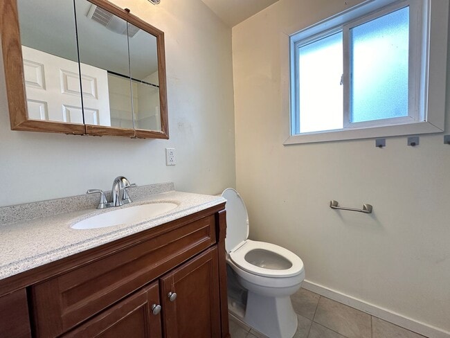 Building Photo - White Center - 3 Bedroom / 1.5 Bath Rambler