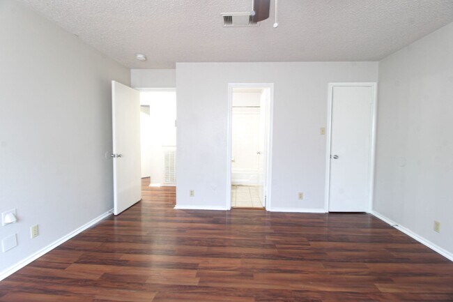Building Photo - 5515 Kenton Bluff