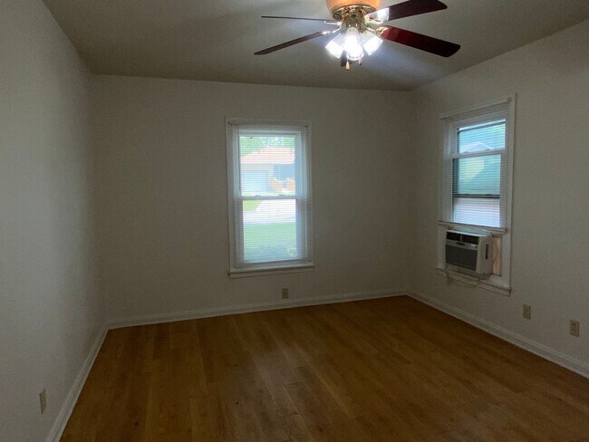 Building Photo - 2 BEDROOM NEAR SCOTT & WHITE