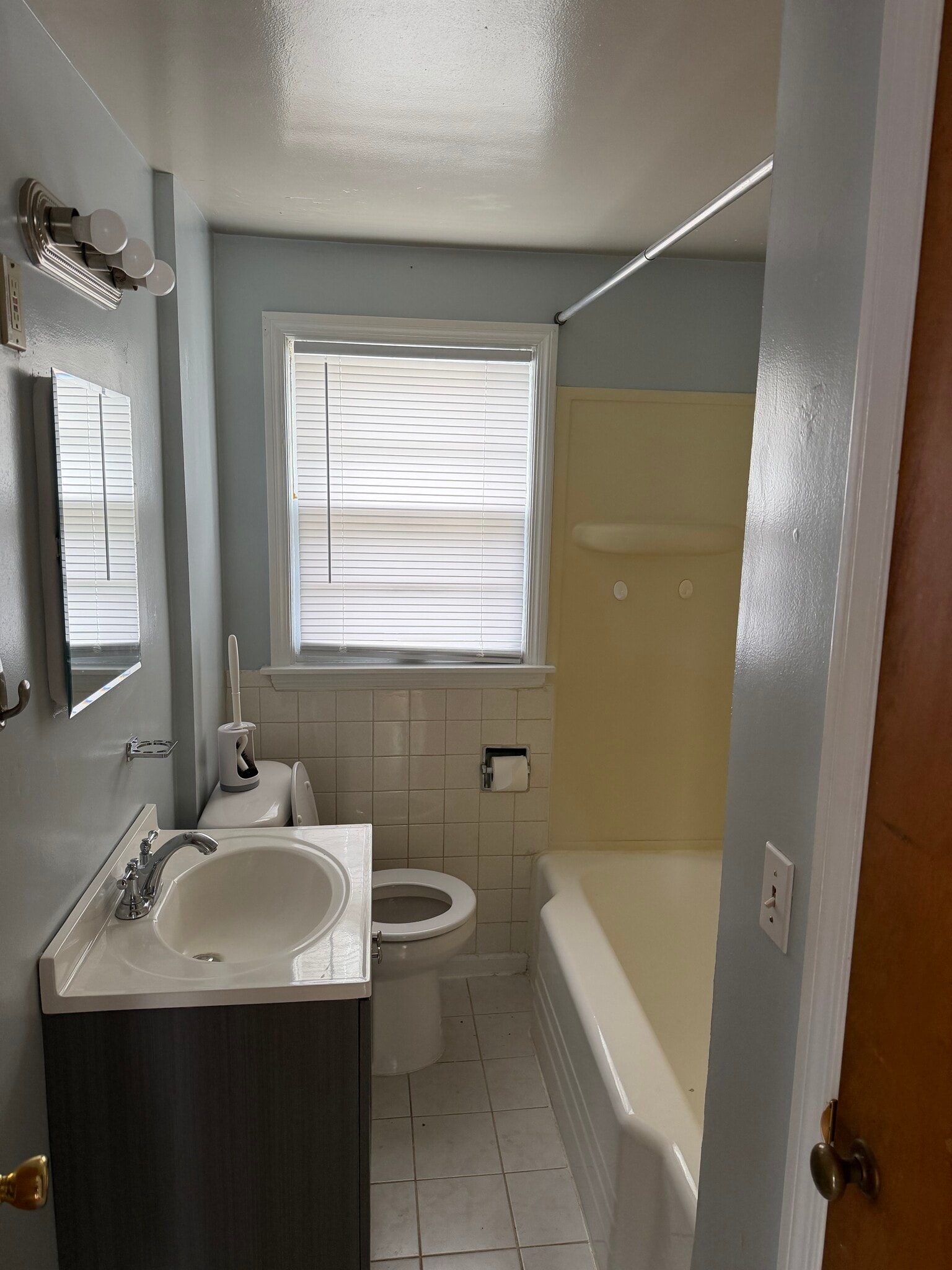 Building Photo - 947 Vassar Dr