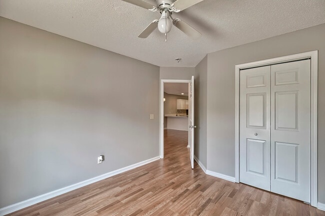 Building Photo - 2000 Water Oak Dr